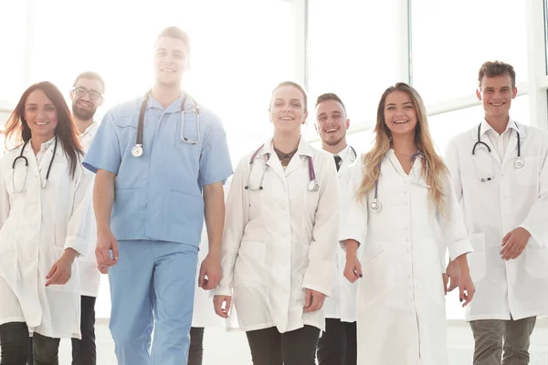 Grupa Zaufanych Lekarzy Kroczących Korytarzem Szpitalnym — Zdjęcie stockowe