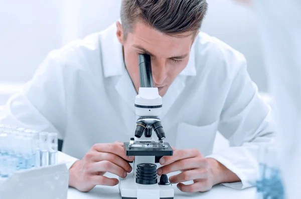 Seriösa Kliniker Studerar Kemiska Grundämnen Laboratorium — Stockfoto