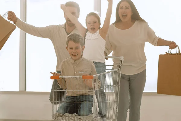 快乐的家庭与购物车和孩子 — 图库照片