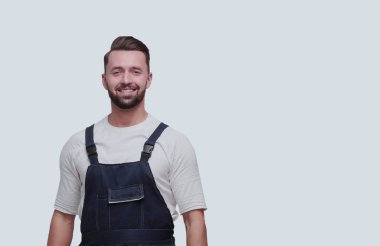 Tam gelişim. Gülümseyen adam karton kutuların yanında duruyor.