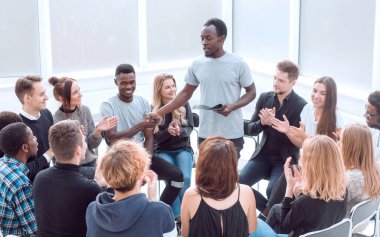 işletme koçu bir grup genç için bir seminer düzenliyor.