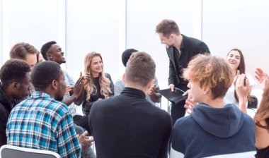 Seminer sırasında soru sorarak konuşmacı