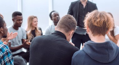 Seminer sırasında soru sorarak konuşmacı