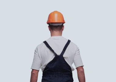 Dikiz aynası. Çalışma kıyafetli bir adam mekanın bir kopyasına bakıyor.