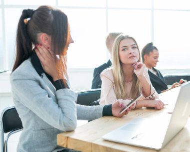 Modern bir ofiste çalışan genç çalışanlar.