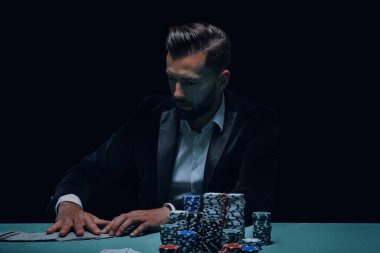 Oyuncu poker masasında.