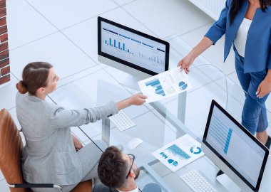 Tatmin olmuş bir iş kadını ona istatistik çizelgesini açıklar. 