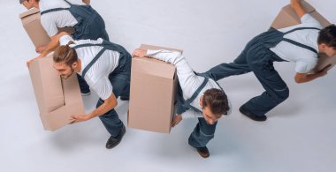 Sorumlu nakliyeciler işlerini yapmak için acele ediyorlar..