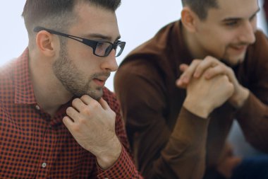 İki web tasarımcıları bir proje tartışıyor