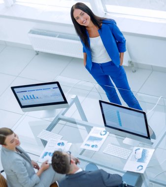 Mutlu proje yöneticisi mali rapor tutan, istatistikleri gösterir