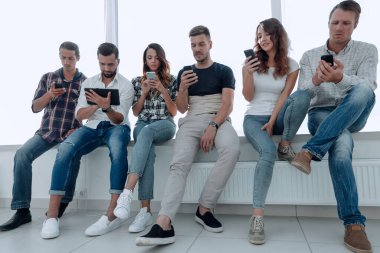 gençlerin rahat kıyafetler araçları kullanma