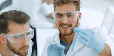 iki sıvı bir test tüpü içinde inceleyerek biyolog