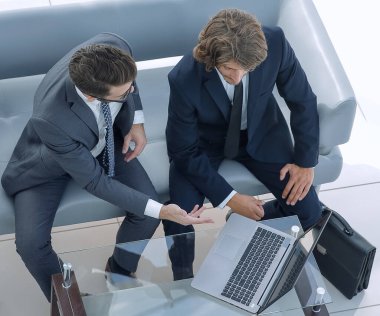 dizüstü bilgisayarda veri tartışırken iş arkadaşları.