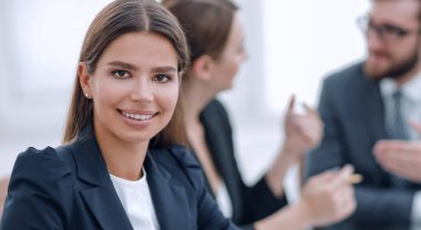 Ofiste çalışan güzel genç bir kadının portresi. 