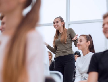 Konferans salonunda oturan gençlik seminerine katılanlar.