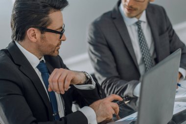 Ofiste iş toplantı sırasında tartışan iki iş adamları