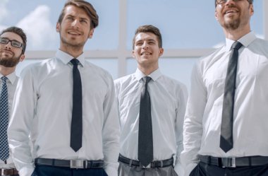 Grup başarılı iş adamları pencerenin ayakta.