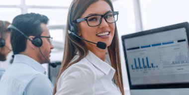 çalışan verileri çözümlemek için bilgisayarları kullanan iş merkezi