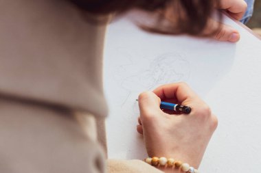 Kalemle yakın plan kız çizimi 