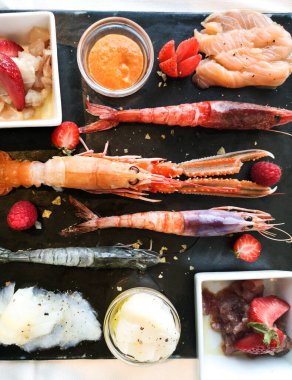 üst görünümünde soslar ile taze balık