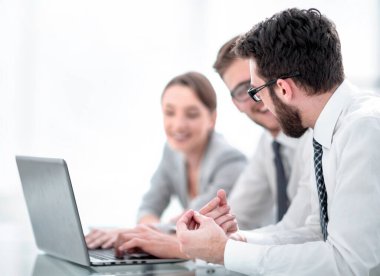 İş ekibi yeni bir proje üzerinde çalışıyor.