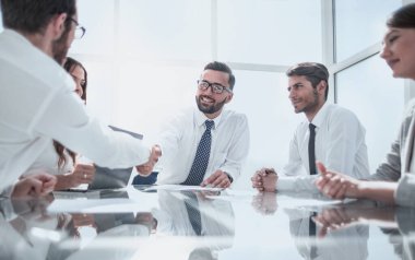 Alt manzara. Masa üzerinde el sıkışma iş ortakları