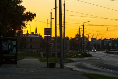 Gündoğumu Şehir sokakları, otobüs durağı