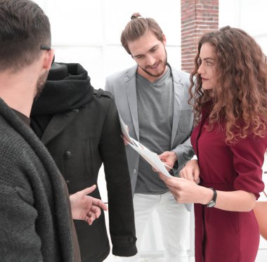 tasarımcılar yeni bahar koleksiyonu tartışıyor