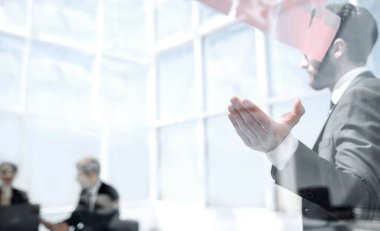 Patron çalışanlar, gideriş onları bir hatırlatma cama bildirir.