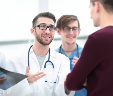 Doktor hasta onun x-ışını gösterilen grup