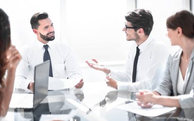 İş ortakları sözleşme şartlarını tartışıyor.