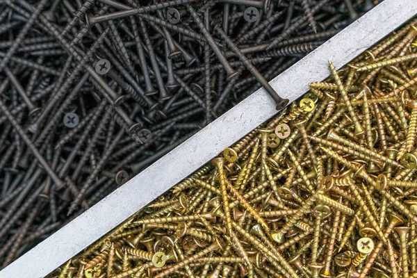 Viele Selbstschneidende Schrauben Aus Gold Und Schwarzmetall — Stockfoto