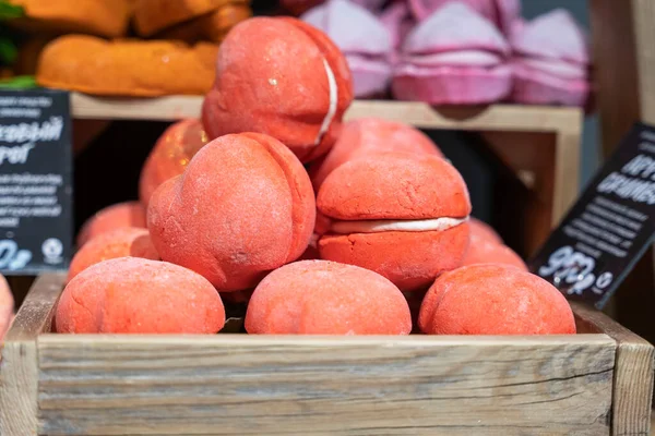 Bombas Banho Aromáticas Artesanais Bonitas Peach Uma Caixa Madeira — Fotografia de Stock