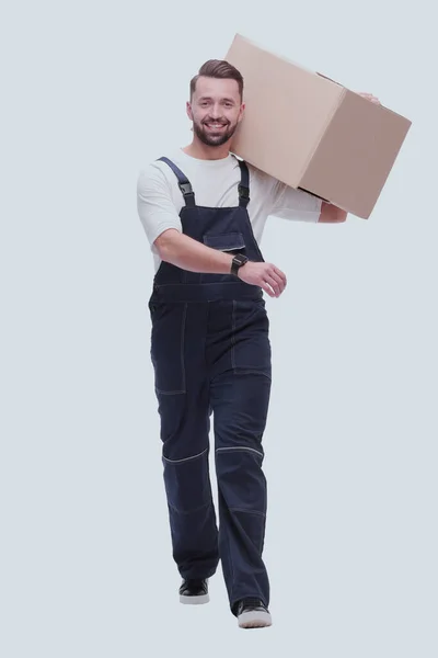 完全成长中 笑着的男人提着一个大纸板箱 — 图库照片