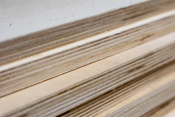 Stos Grubych Arkuszy Drewnianej Sklejki Sklepie Narzędziami — Zdjęcie stockowe