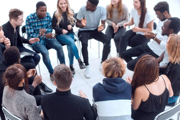 Gruppe Unterschiedlicher Junger Leute Diskutiert Ihre Ideen — Stockfoto
