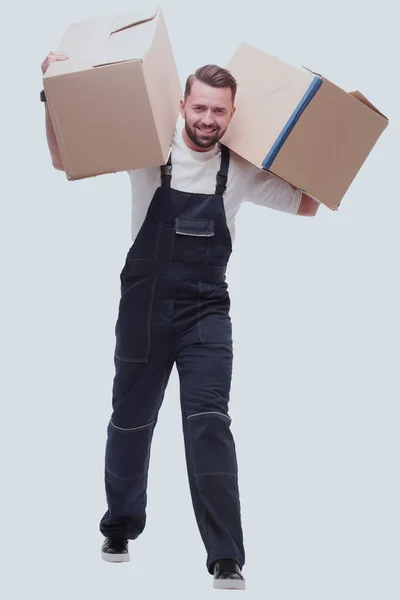 Tam Gelişim Omuzlarında Karton Kutular Olan Gülümseyen Bir Adam — Stok fotoğraf