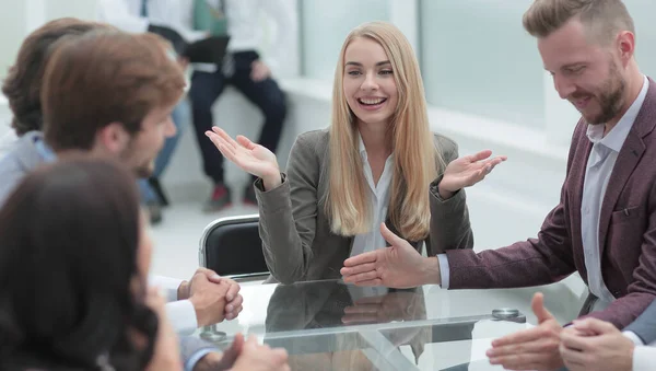 Junge Geschäftsfrau Diskutiert Ihre Ideen Mit Einem Business Team — Stockfoto