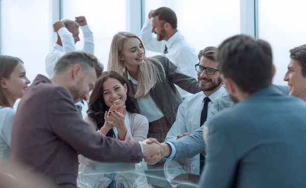笑顔のビジネスパートナーが握手を交わしビジネスチームの拍手に — ストック写真