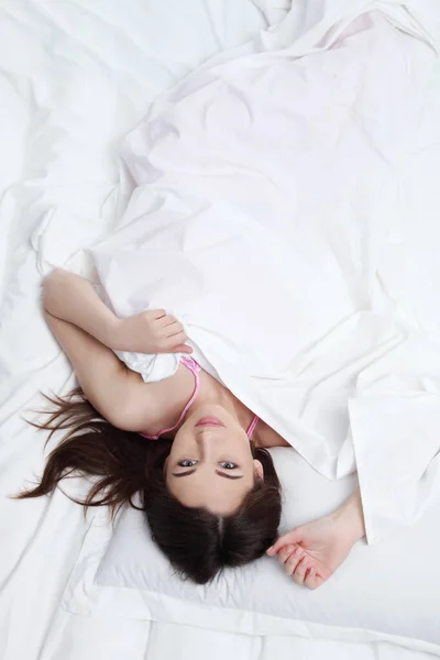 Güzel Bir Kadın Yatağında Uzanıyor — Stok fotoğraf
