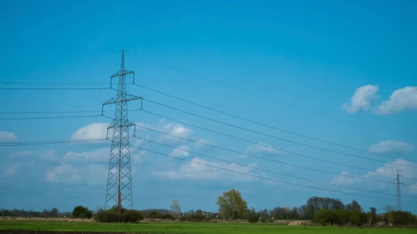 Elektrik Direği Elektrik Direği Mavi Gökyüzü Bulutlar — Stok fotoğraf