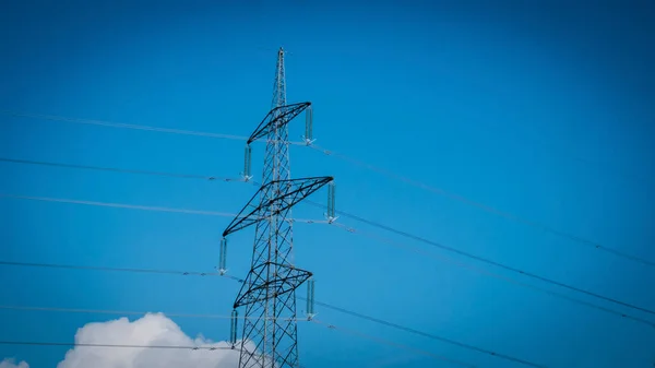 Power Line Pole Elektrische Pyloon Blauwe Lucht Wolken — Stockfoto