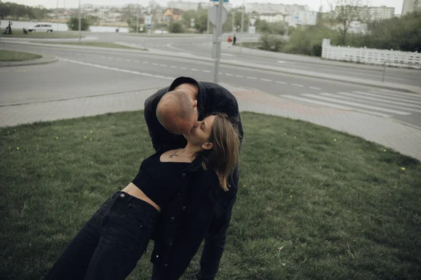 Embrasse Copine Qui Est Tombée Dans Ses Bras — Photo