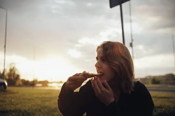 Menina Loira Comendo Pizza Sentada Fora Pôr Sol — Fotografia de Stock