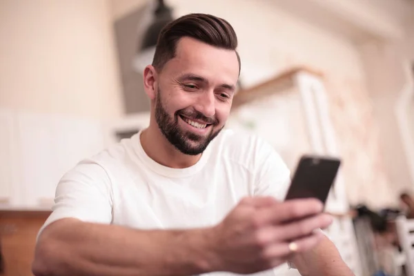Homem Atraente Lendo Sms Enquanto Sentado Cozinha — Fotografia de Stock