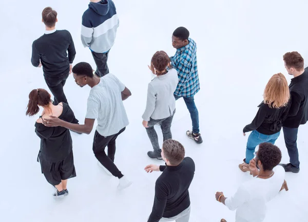 Bir Grup Farklı Genç Bir Yeri Işaret Ediyor — Stok fotoğraf