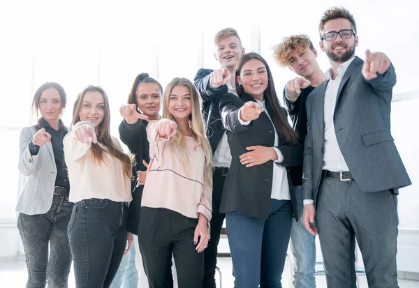 Grupo Jóvenes Empresarios Confiados Que Señalan — Foto de Stock