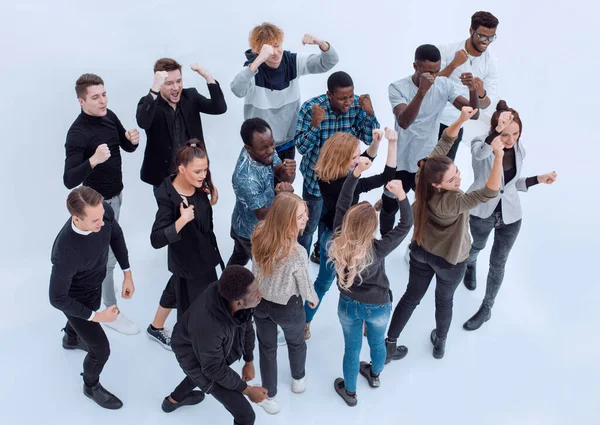 Bir Grup Farklı Genç Bir Yeri Işaret Ediyor — Stok fotoğraf