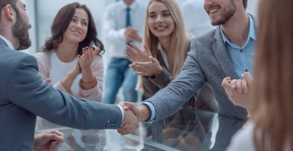 ビジネスチームがビジネスパートナーの握手を称賛 — ストック写真