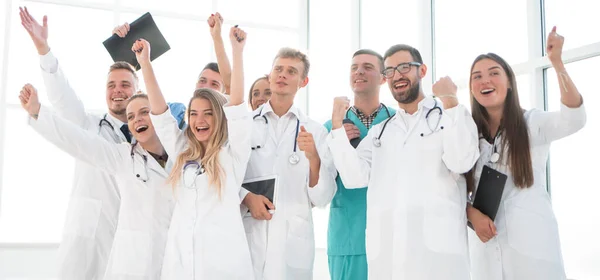 Ομάδα Διαφόρων Ιατρικών Υπαλλήλων Που Αποδεικνύουν Την Επιτυχία Τους — Φωτογραφία Αρχείου